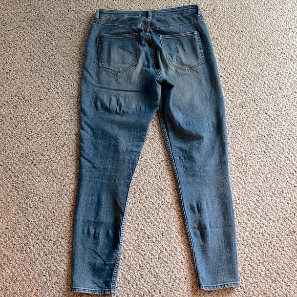 H&M DIVIDED HIGH RISE BUTTON SIZE 10 MEDIUM BLUE JEANS - Picture 5 of 5